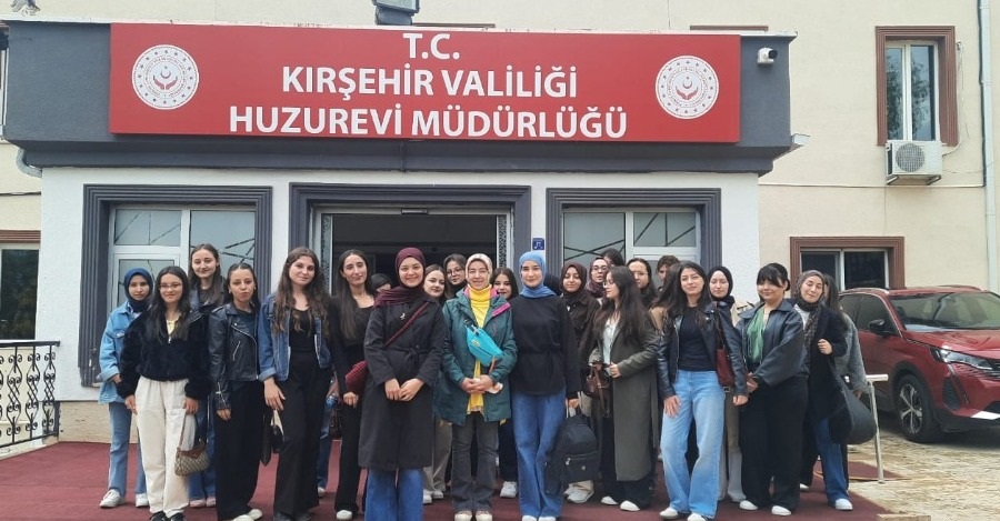 Ebelik Bölümü Öğrencilerimizden Huzurevi Sakinlerine Anlamlı Ziyaret