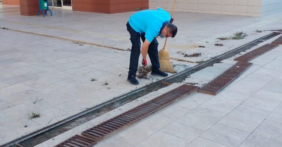 Kış Hazırlığı Öncesi Başkanlığımız Girişi Mazgal Temizliğini Yapan Mesai Arkadaşımız Mehmet Beye Teşekkür Ederiz.