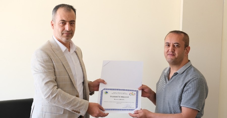 Daire Başkanımız Tarafından Birimimizden Ayrılan Personele Teşekkür Belgesi Takdimi