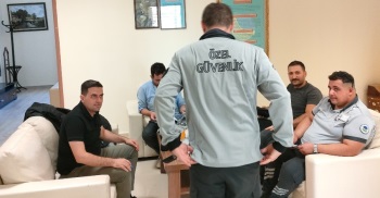 Güvenlik Personeli Ve Temizlik Personeli Kıyafet Alımında Numuneler Komisyon Üyeleri Tarafından İncelendi.