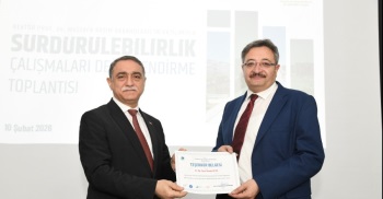 Üniversitemiz Rektörü Prof. Dr. Mustafa Kasım Karahocagil Genel Sekreterimiz Dr.Öğr. Üyesi Hüseyin İlter'e Sürdürülebilirlik Çalışmalarına Katkılarından Dolayı Teşekkür Belgesi Vermiştir.