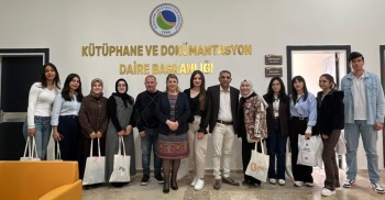 Merkez Kütüphanede Çalışan Öğrencilerimize Çeşitli Hediyeler Verildi.