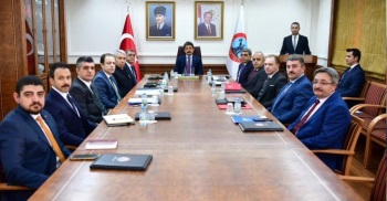 Üniversitemiz Rektörü Prof. Dr. Mustafa Kasım Karahocagil Ve Genel Sekreterimiz Dr.Öğr. Üyesi Hüseyin İlter'e Kırşehir Valiliğinde Düzenlenen Üniversite Güvenlik Tedbirleri Koordinasyon Toplantısına Katılmışlardır.