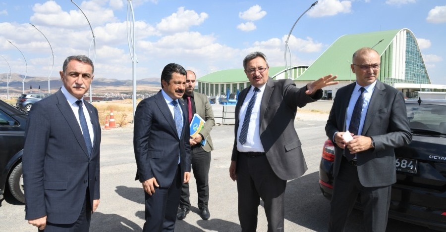 Genel Sekreterimiz Hüseyin İlter Ve Genel Sekreter Yardımcımız Harun Yıldırım Üniversitemiz Alt Yapı Ve Devam Eden  İnşaatlar Hakkında Kırşehir Valisi  Murat Sefa Demiryürek'i Bilgilendirmişlerdir.