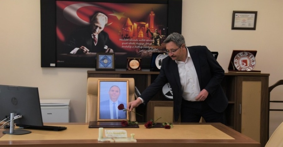 Genel Sekreterimiz  Dr. Öğr. Üyesi Hüseyin İlter Görevi Başında Kalp Krizi Geçirerek Vefat Eden Daire Başkanımız Osman Savaş Çetiner'i Anma Törenine Katılmışlardır.