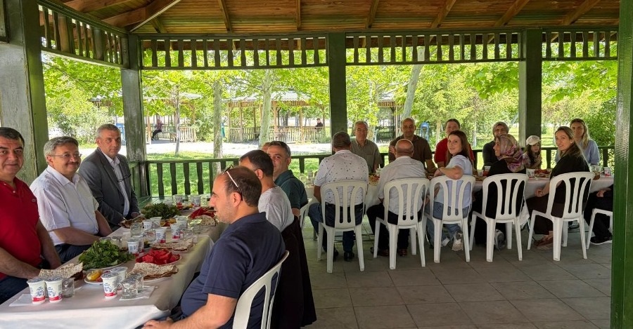 Genel Sekreterimiz  Dr. Öğr. Üyesi Hüseyin İlter Ve Genel Sekreterlik Birimimiz Çalışanları Birlik Ve Beraberliği Güçlendirmek Amacıyla Düzenlenen Öğle Yemeğinde Bir Araya Geldi.