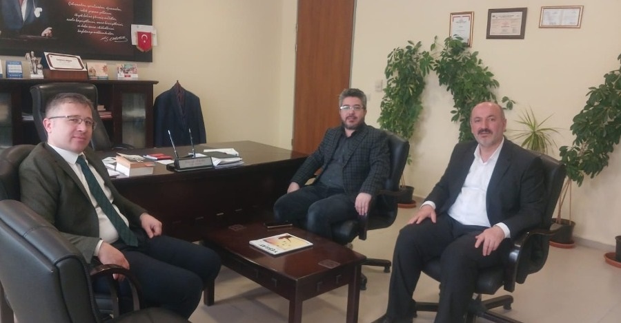 Vakıfbank Kırşehir Şube Müdürü Emrullah Altıntaş Ve Sakarya Üniversitesi Siyaset Bilgiler Fakültesi Öğretim Üyesi Doç. Dr. Nurullah Altıntaş, Öğrenci İşleri Daire Başkanlığımıza Ziyarette Bulundular.