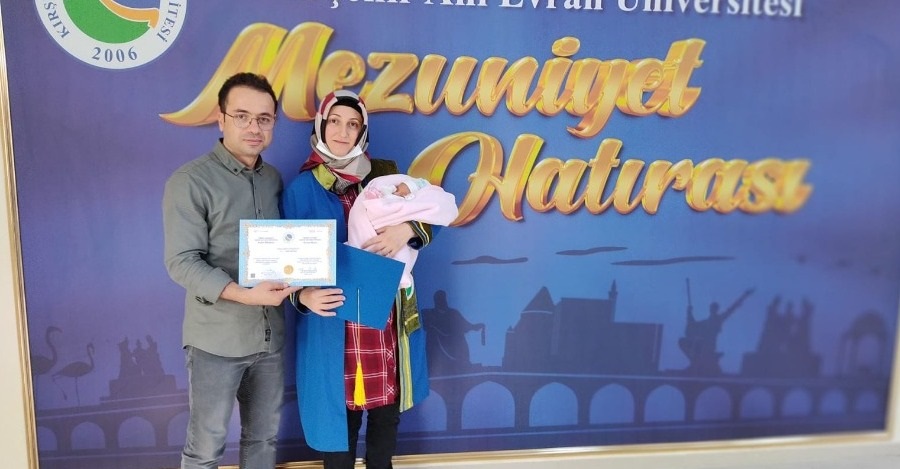 Diplomasını Kucağındaki Bebeği İle Aldı