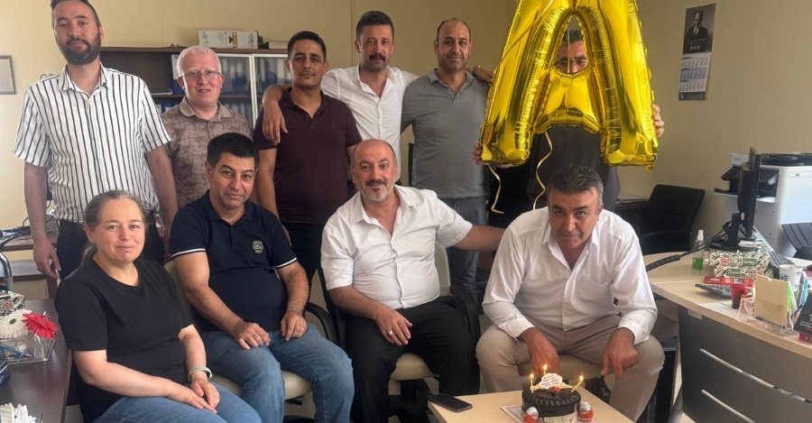 Öğrenci İşleri Şefimiz Ahmet Derinyol'a Sürpriz Doğum Günü Kutlaması