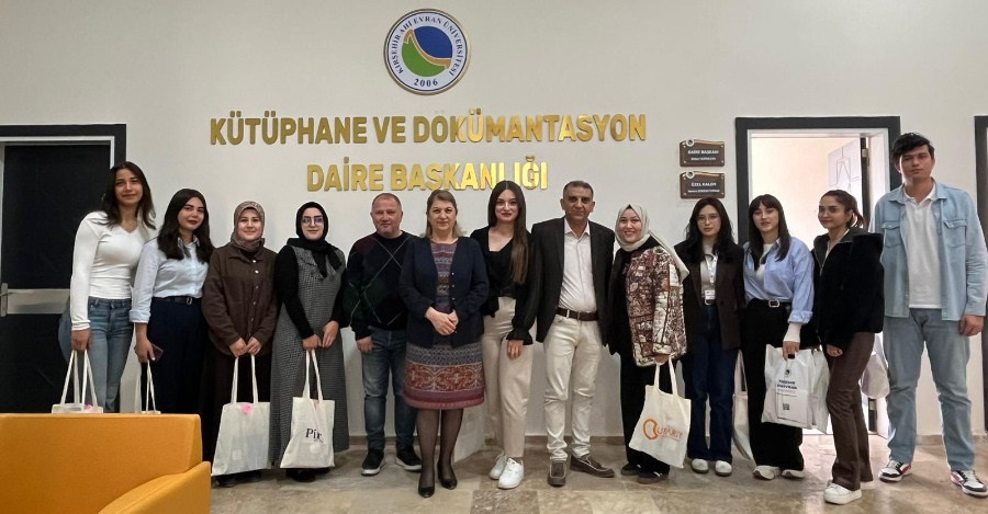 Merkez Kütüphanede Çalışan Öğrencilerimize Çeşitli Hediyeler Verildi.