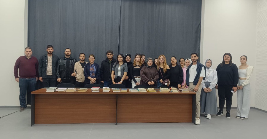 Bankacılık Ve Sigortacılık Programı 2. Sınıf Öğrencilerinden Merkez Kütüphaneye Kitap Bağışı