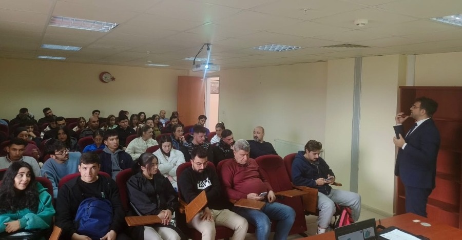 Üniversitemizde Eğitim Göremkete Olan Bütün Ögrencilerimize Eğitimden Sorumlu Koordinatör Yardımcısı Kaan Yücekan Afet Farkındalık Eğitimi Vermiştir.