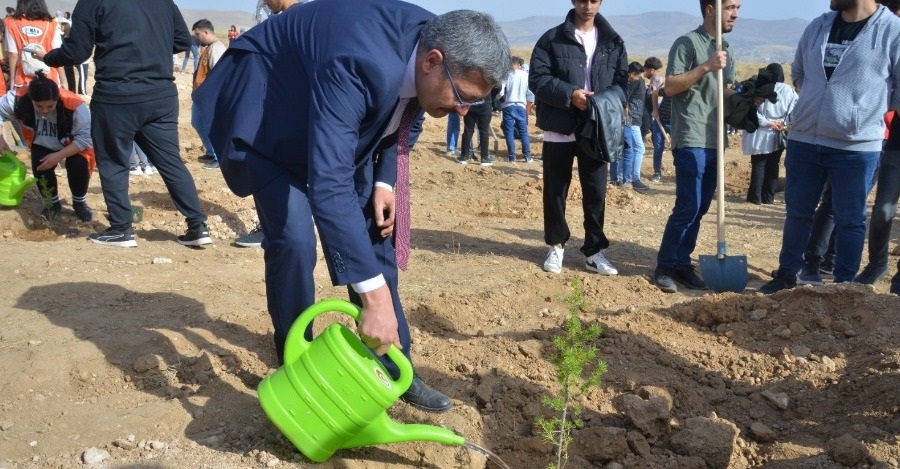 Genel Sekreterimiz Dr. Öğr. Üyesi Hüseyin İlter11 Kasım Milli Ağaçlandırma Günü: Geleceğe Nefes Dünyaya Nefes Ağaç Dikme Etkinliğine Katılmışlardır.